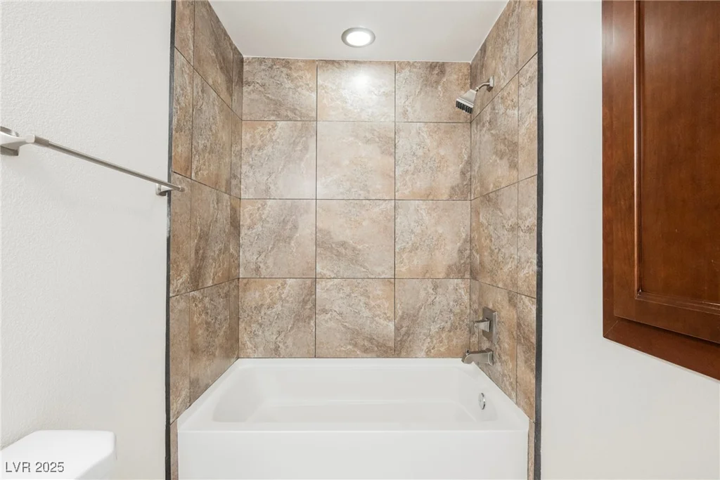 6284 Pinewood, Las Vegas, NV 89103