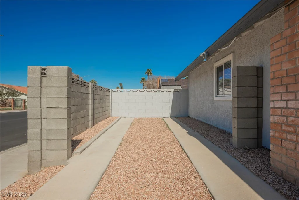 6284 Pinewood, Las Vegas, NV 89103