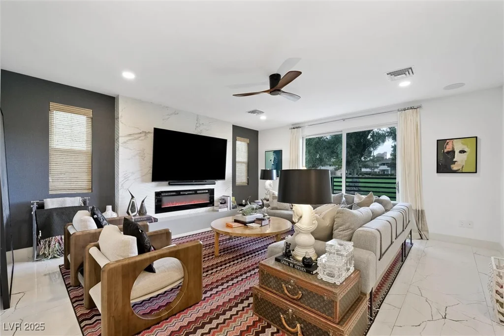 2819 Queens Courtyard, Las Vegas, NV 89109
