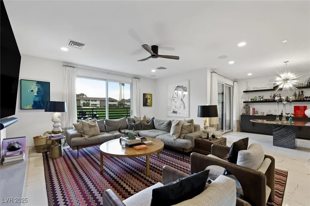 2819 Queens Courtyard, Las Vegas, NV 89109