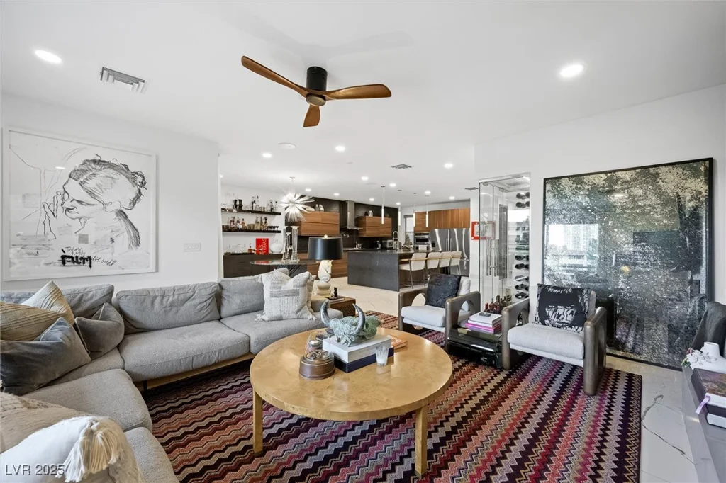 2819 Queens Courtyard, Las Vegas, NV 89109
