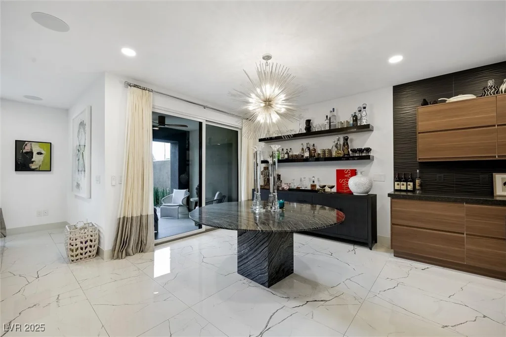 2819 Queens Courtyard, Las Vegas, NV 89109