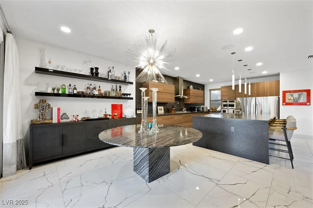 2819 Queens Courtyard, Las Vegas, NV 89109