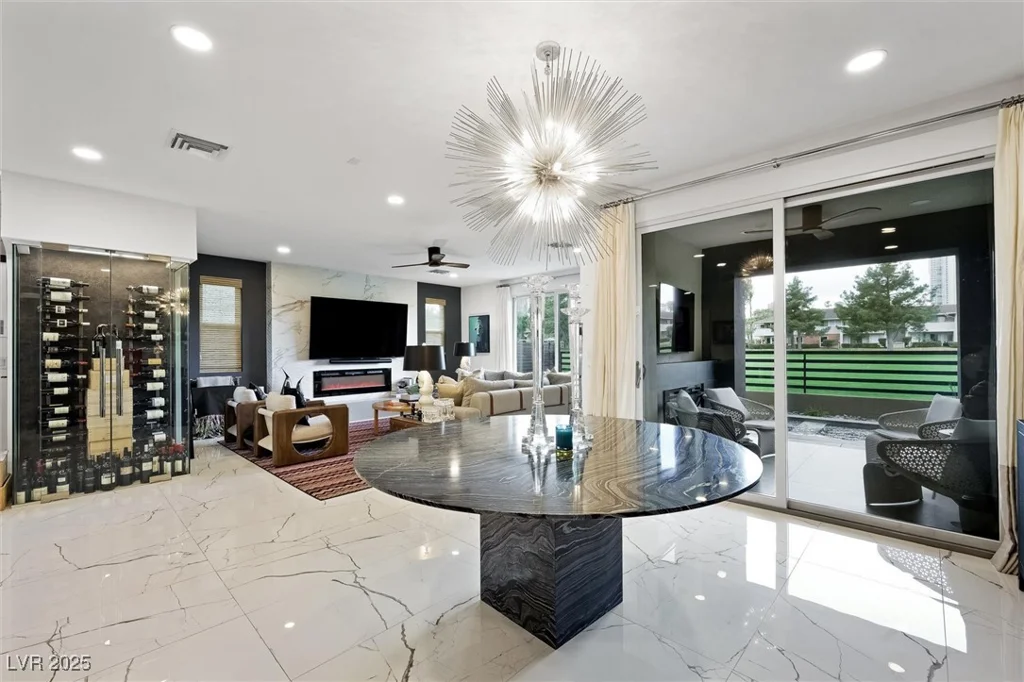 2819 Queens Courtyard, Las Vegas, NV 89109