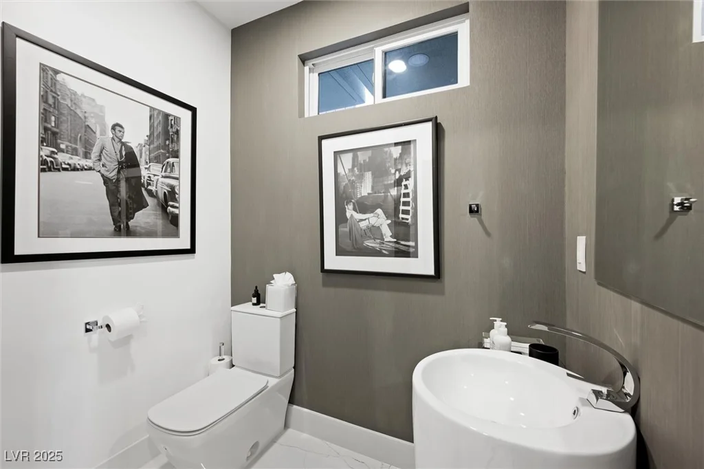2819 Queens Courtyard, Las Vegas, NV 89109