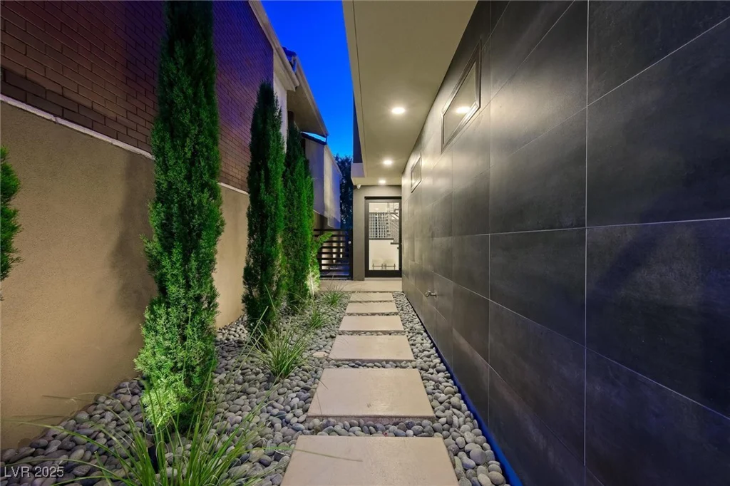 2819 Queens Courtyard, Las Vegas, NV 89109