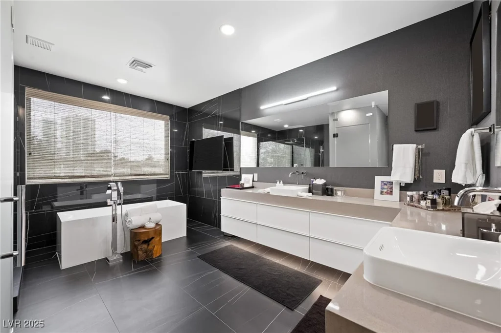 2819 Queens Courtyard, Las Vegas, NV 89109