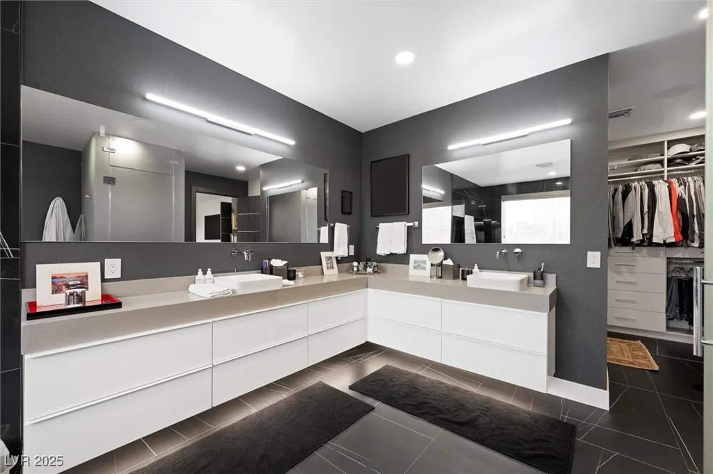 2819 Queens Courtyard, Las Vegas, NV 89109