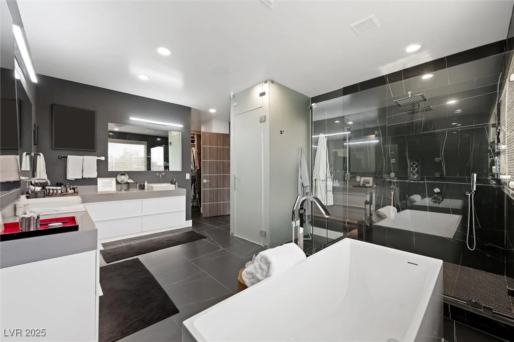 2819 Queens Courtyard, Las Vegas, NV 89109