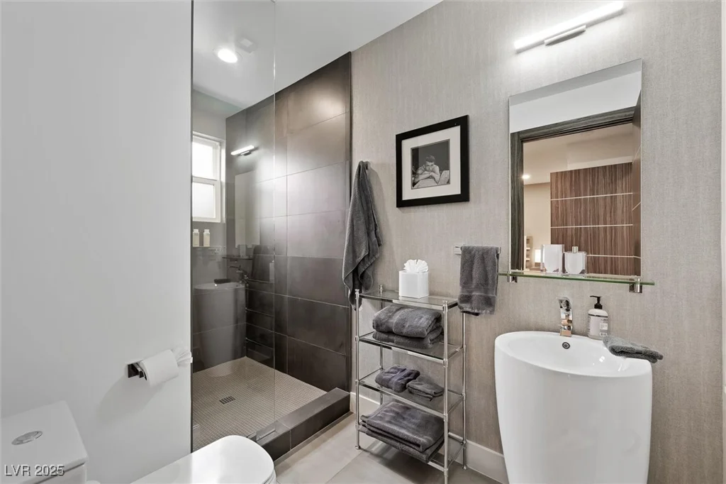 2819 Queens Courtyard, Las Vegas, NV 89109