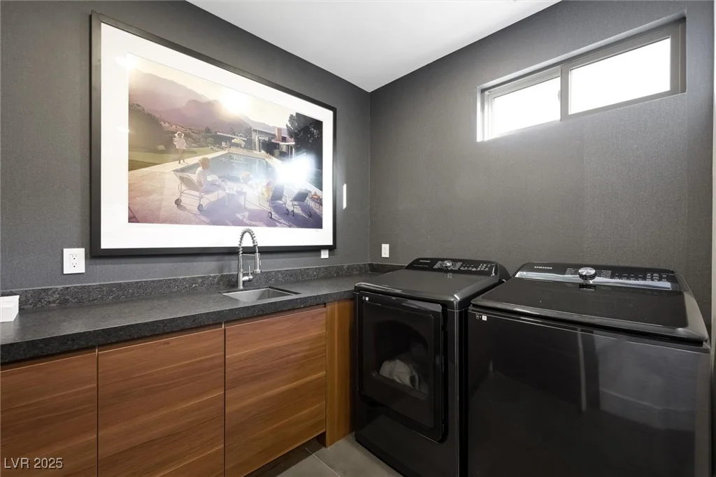 2819 Queens Courtyard, Las Vegas, NV 89109