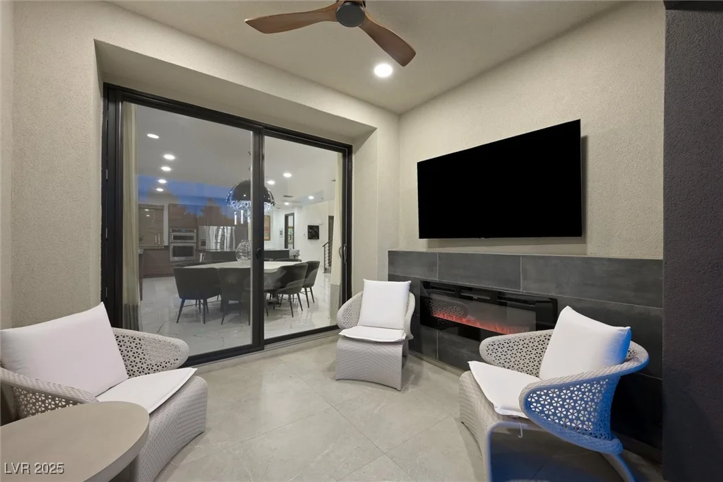 2819 Queens Courtyard, Las Vegas, NV 89109