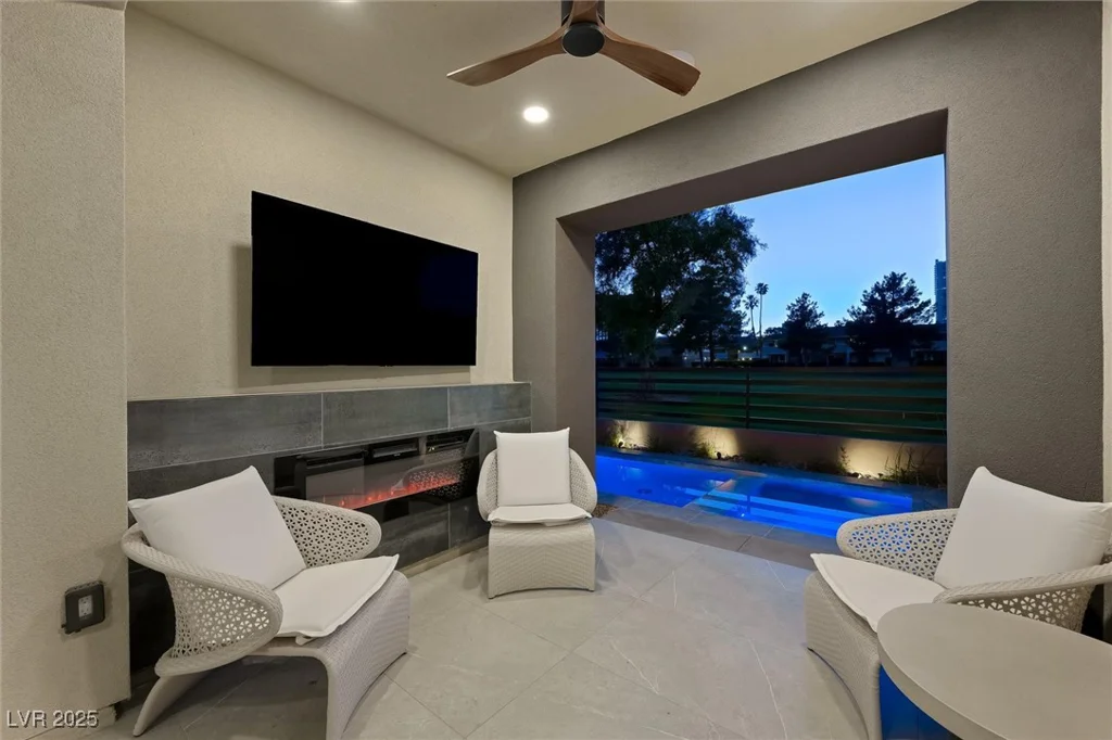 2819 Queens Courtyard, Las Vegas, NV 89109