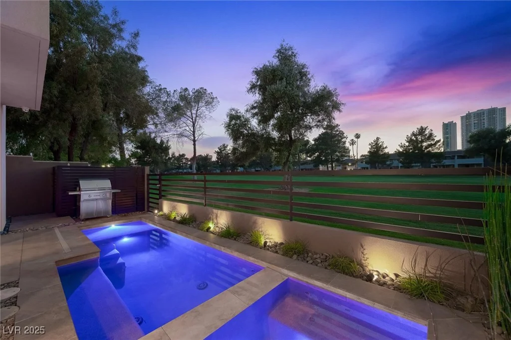 2819 Queens Courtyard, Las Vegas, NV 89109
