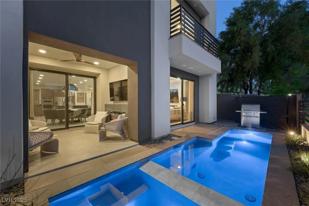 2819 Queens Courtyard, Las Vegas, NV 89109