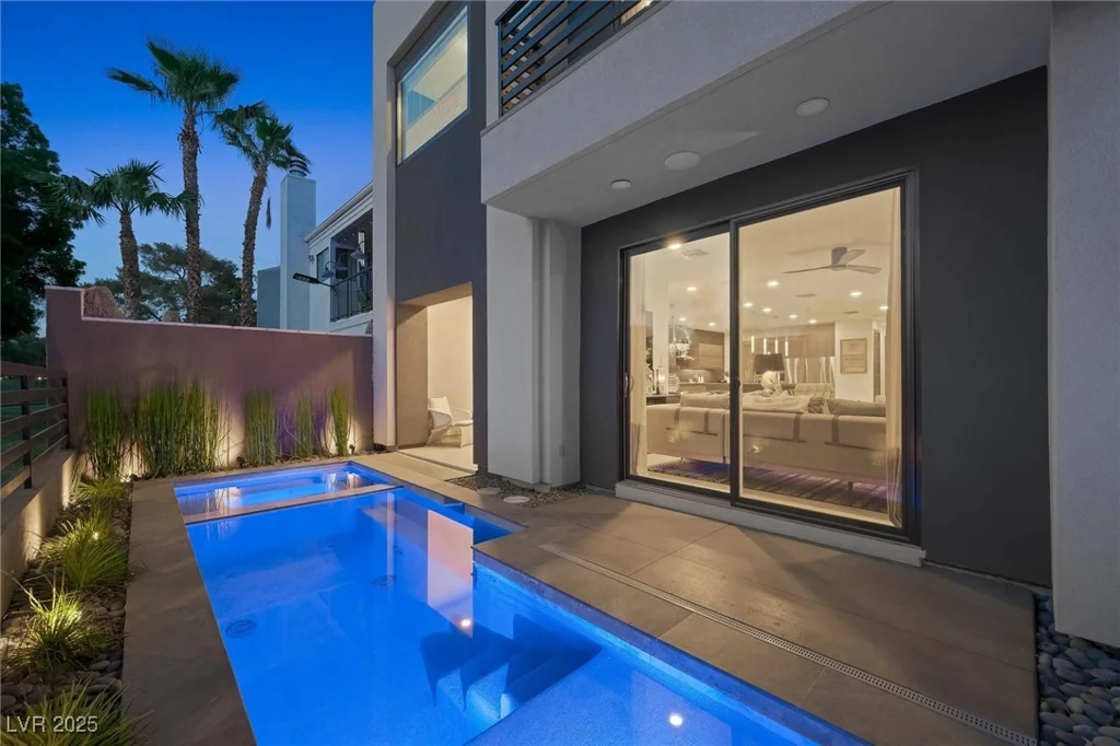2819 Queens Courtyard, Las Vegas, NV 89109