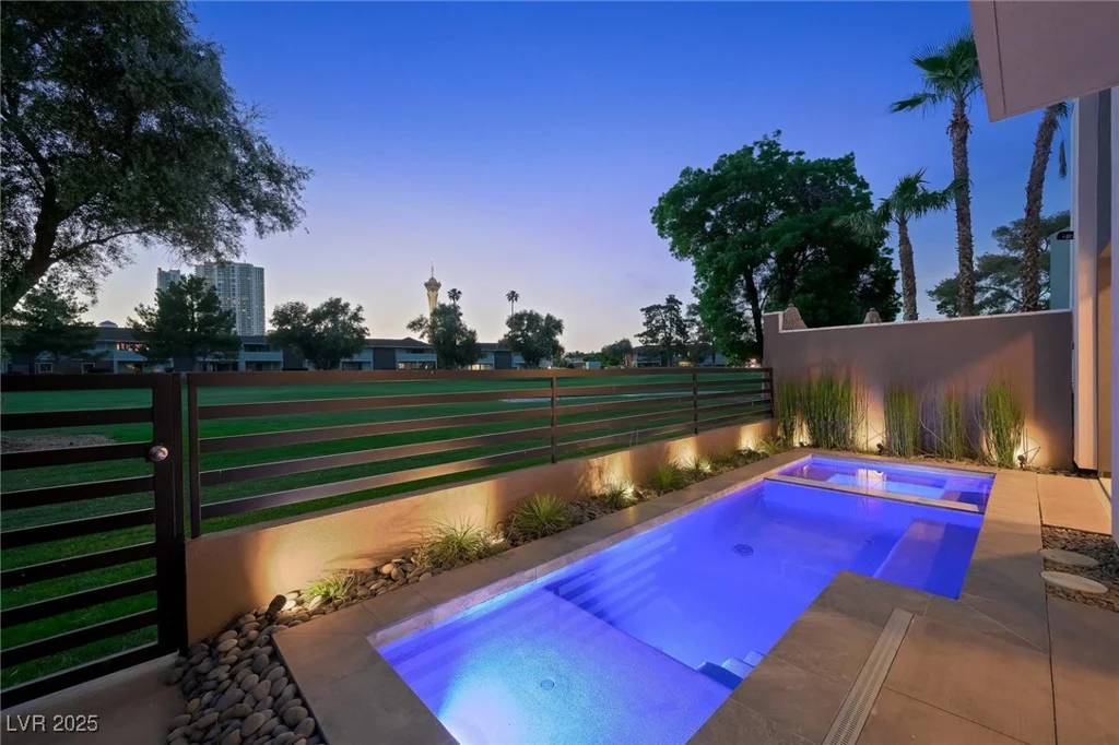 2819 Queens Courtyard, Las Vegas, NV 89109