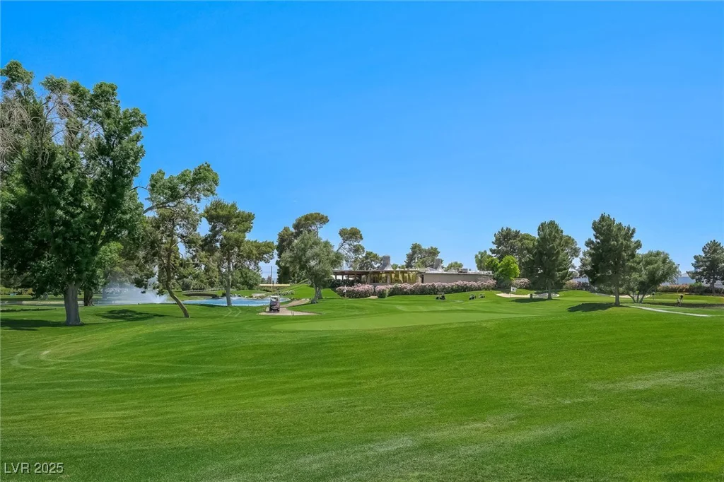2819 Queens Courtyard, Las Vegas, NV 89109