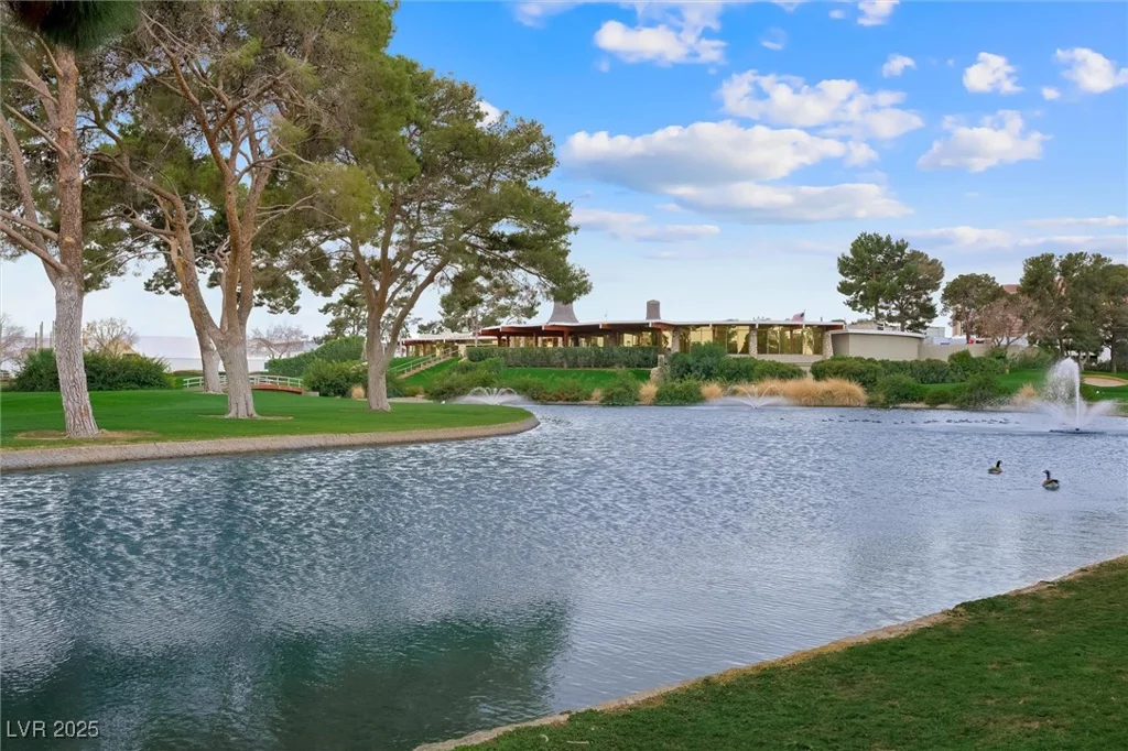 2819 Queens Courtyard, Las Vegas, NV 89109
