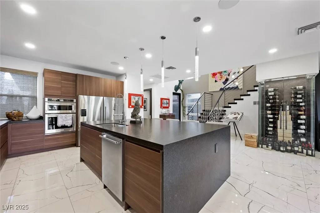 2819 Queens Courtyard, Las Vegas, NV 89109