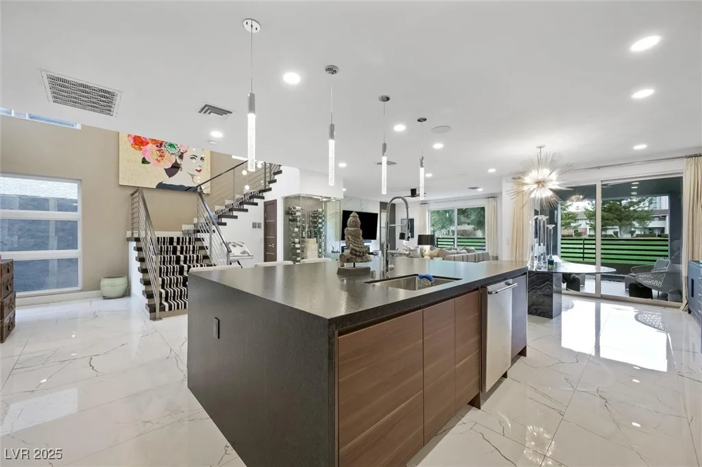 2819 Queens Courtyard, Las Vegas, NV 89109