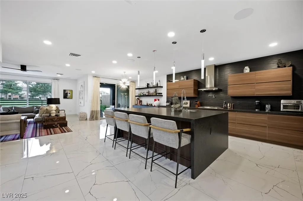 2819 Queens Courtyard, Las Vegas, NV 89109