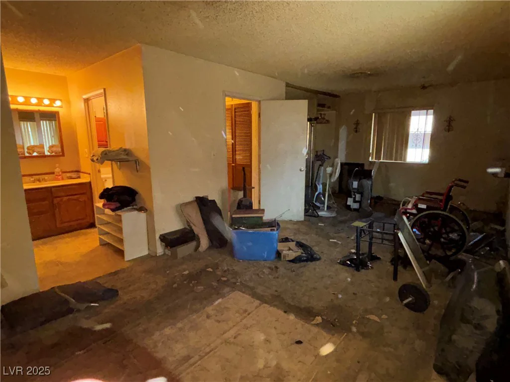 2425 Paradise Village, Las Vegas, NV 89120