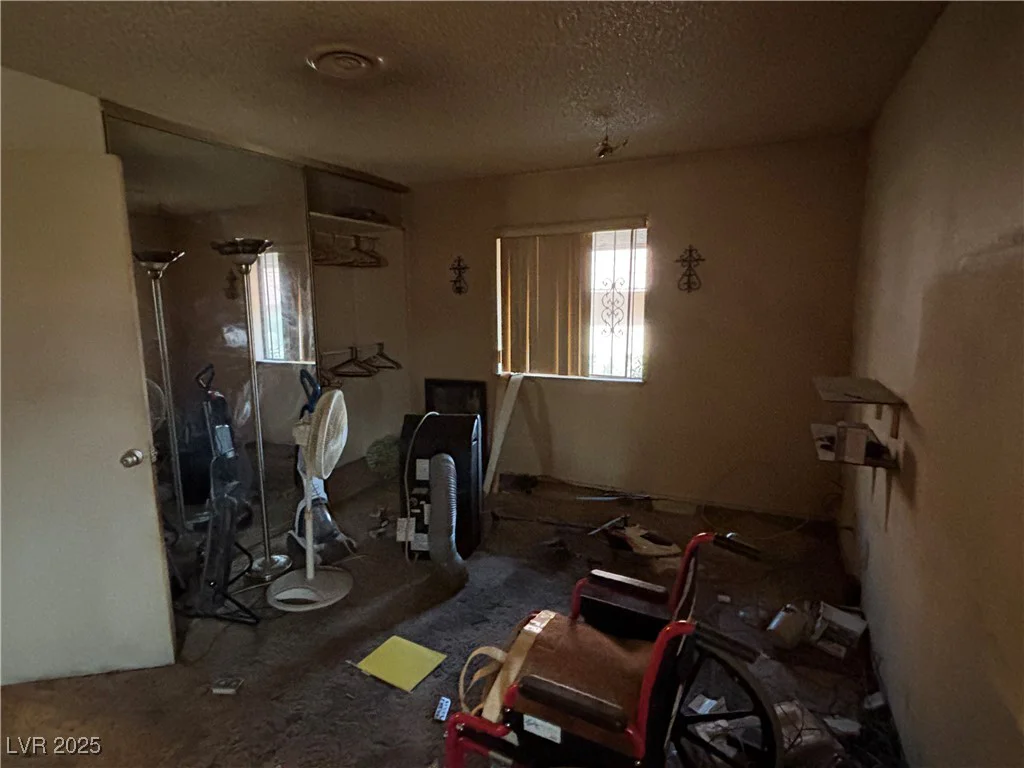 2425 Paradise Village, Las Vegas, NV 89120