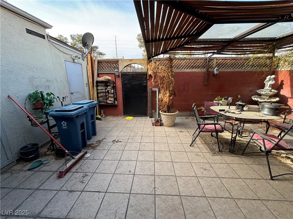 2425 Paradise Village, Las Vegas, NV 89120