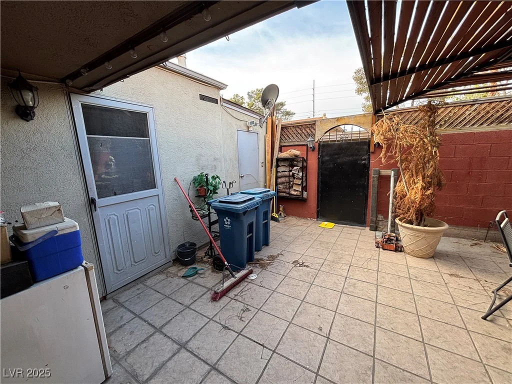 2425 Paradise Village, Las Vegas, NV 89120