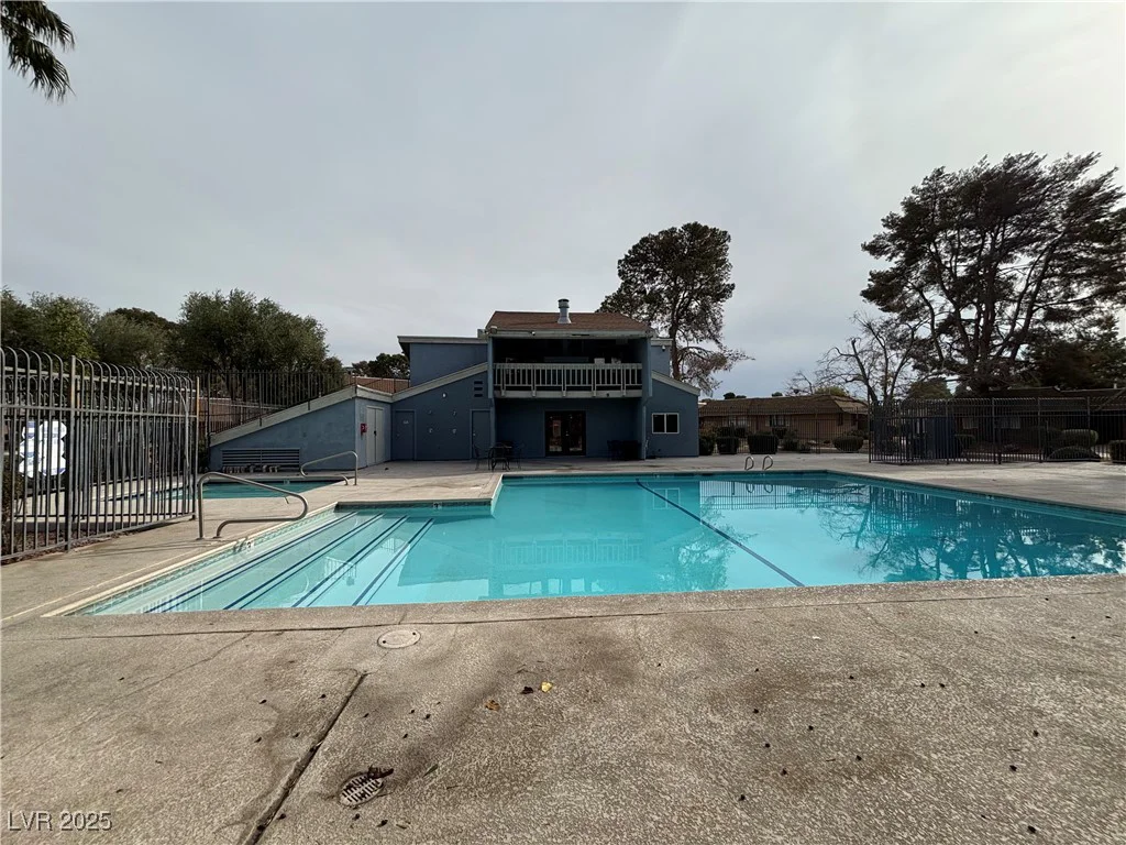 2425 Paradise Village, Las Vegas, NV 89120