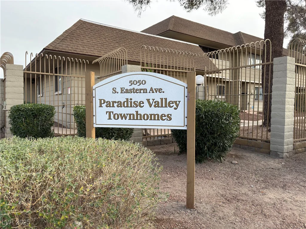 2425 Paradise Village, Las Vegas, NV 89120