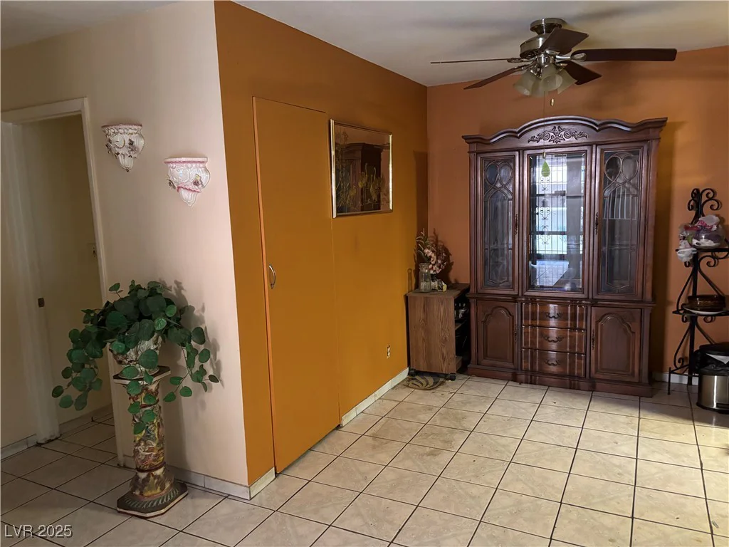 2425 Paradise Village, Las Vegas, NV 89120