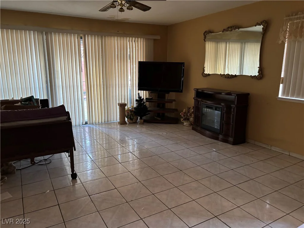 2425 Paradise Village, Las Vegas, NV 89120