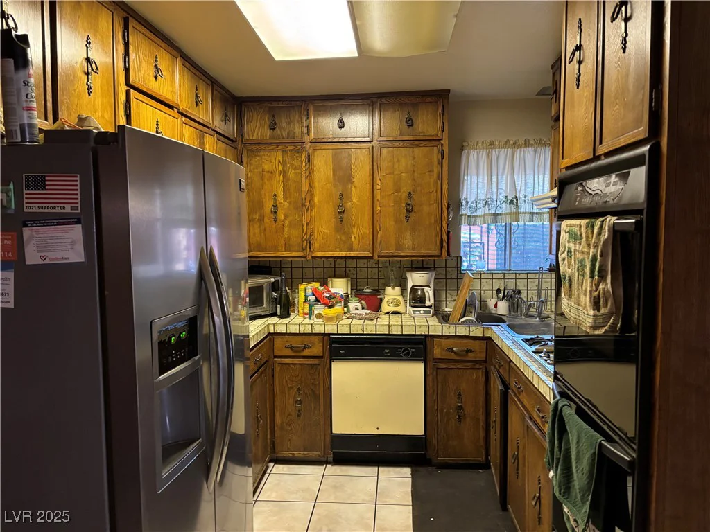 2425 Paradise Village, Las Vegas, NV 89120