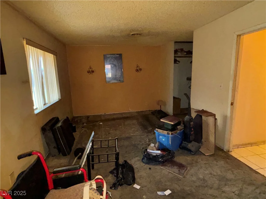 2425 Paradise Village, Las Vegas, NV 89120