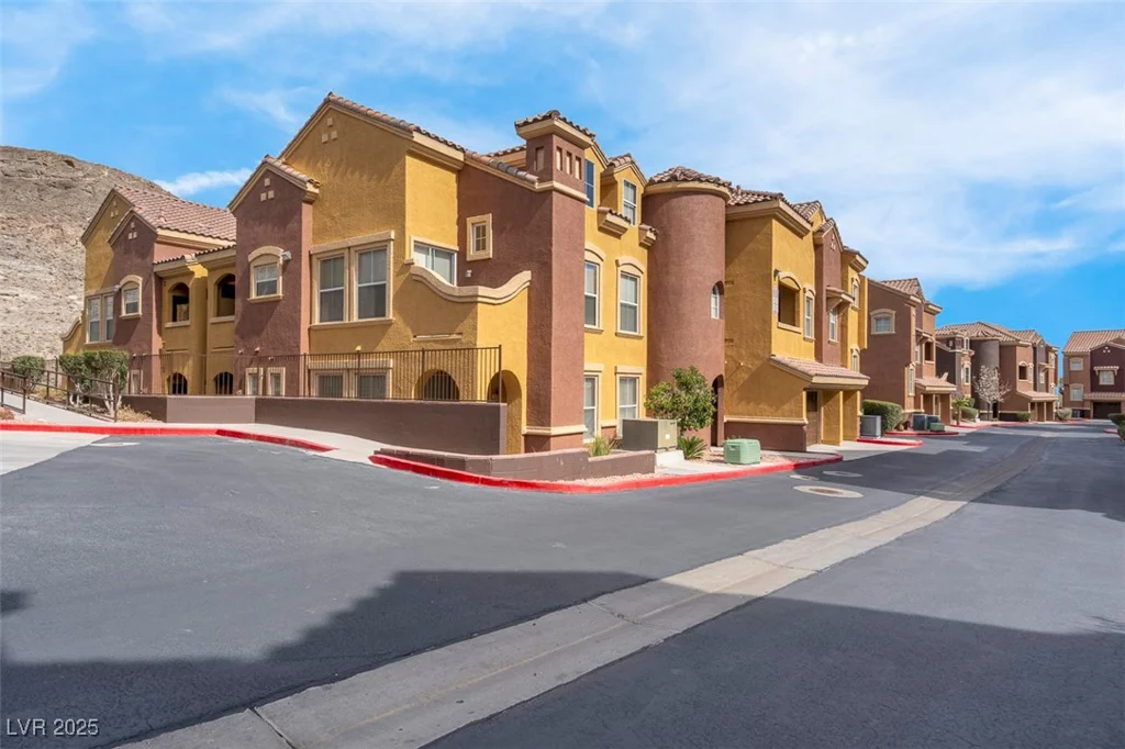 3975 Hualapai, Las Vegas, NV 89129