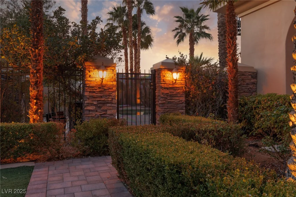 9000 Thornbury, Las Vegas, NV 89134