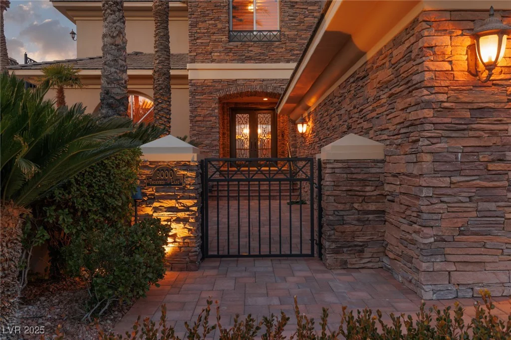 9000 Thornbury, Las Vegas, NV 89134
