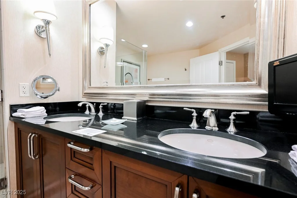 145 HARMON, Las Vegas, NV 89109