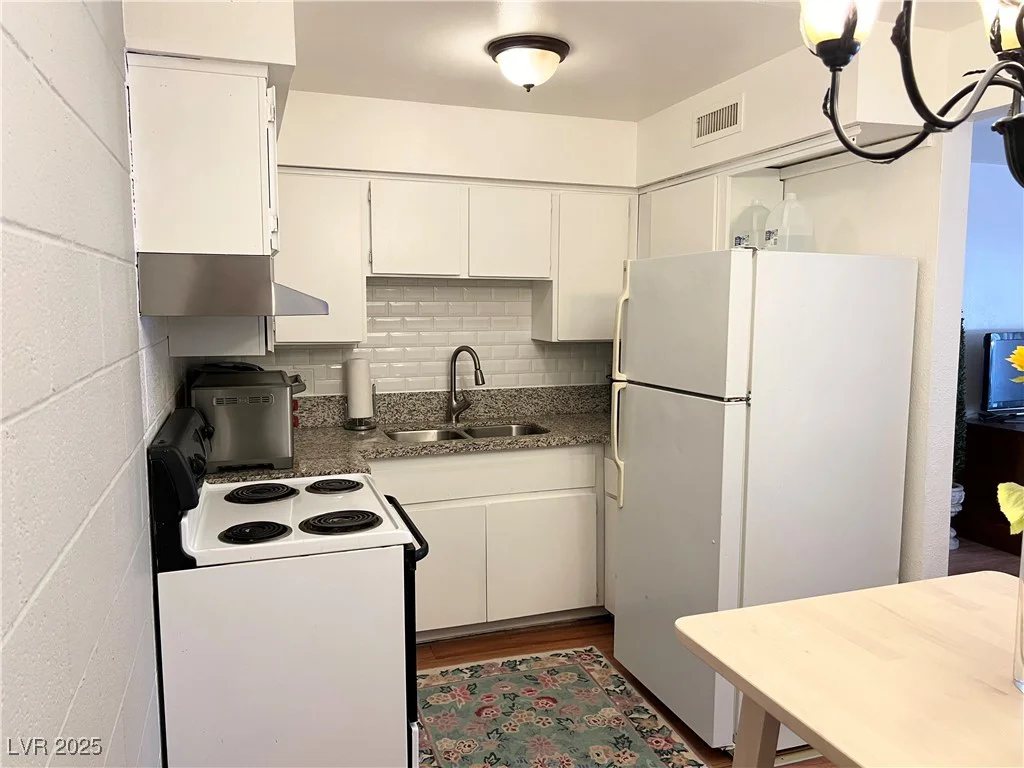 625 Royal Crest, Las Vegas, NV 89169