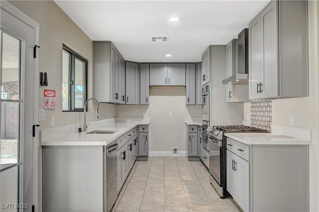 1904 Roxbury, Las Vegas, NV 89119