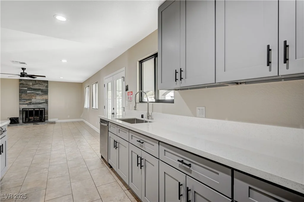 1904 Roxbury, Las Vegas, NV 89119