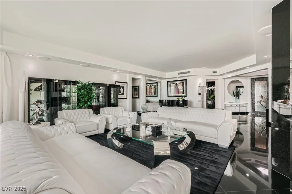 2857 Paradise, Las Vegas, NV 89109