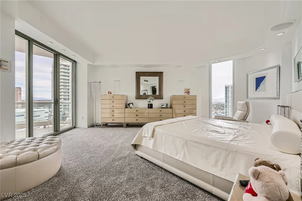 2857 Paradise, Las Vegas, NV 89109