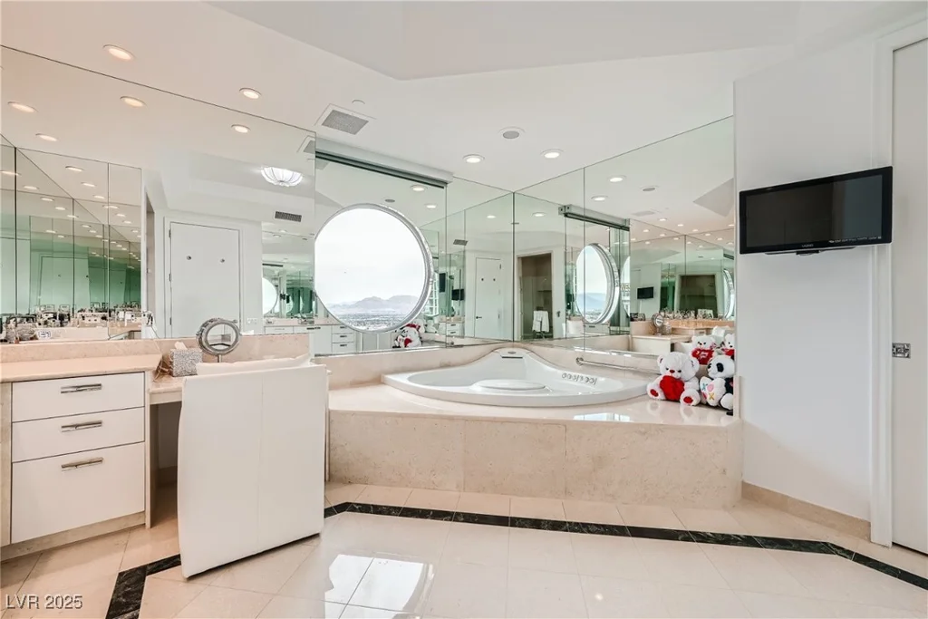2857 Paradise, Las Vegas, NV 89109