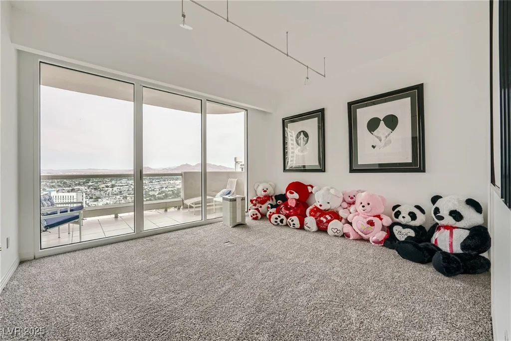 2857 Paradise, Las Vegas, NV 89109