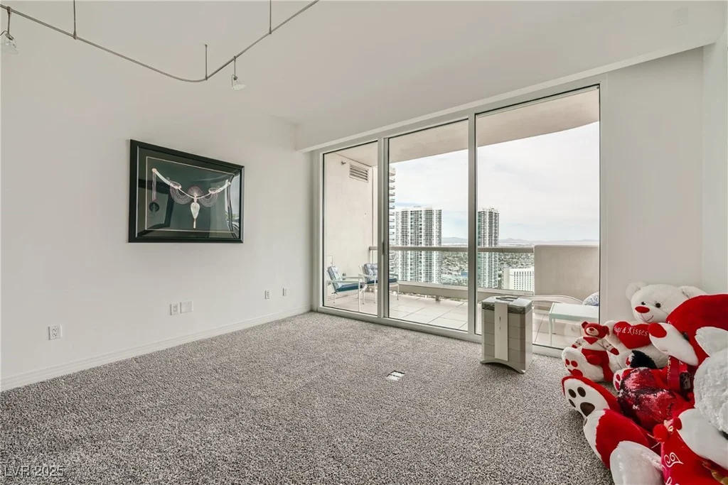 2857 Paradise, Las Vegas, NV 89109