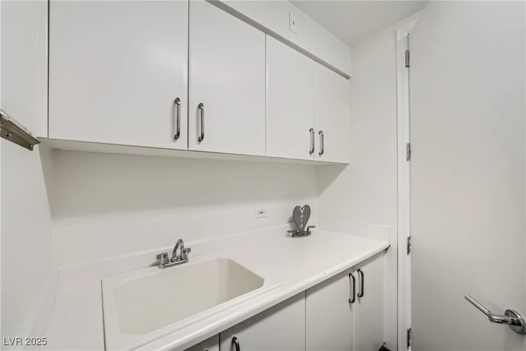 2857 Paradise, Las Vegas, NV 89109
