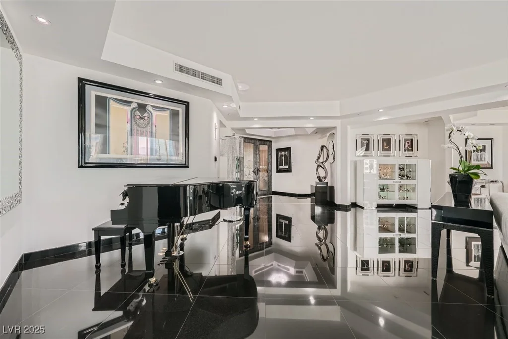 2857 Paradise, Las Vegas, NV 89109